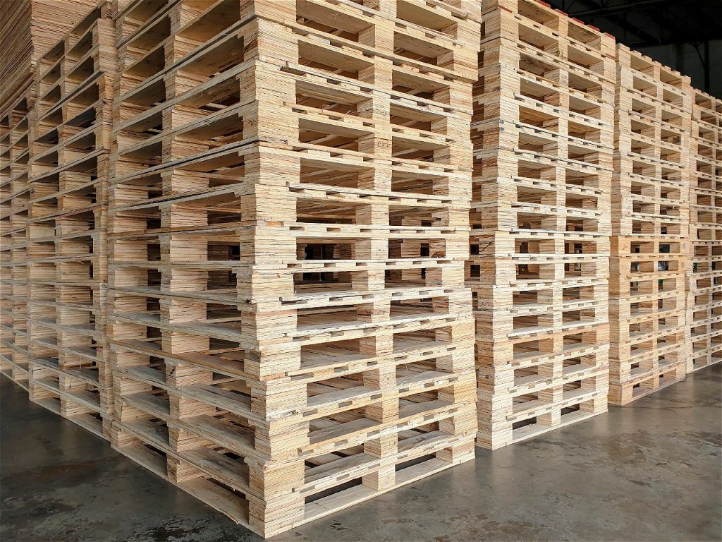 stack-wooden-pallets-indutrial-transport